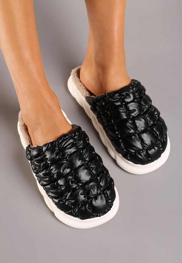 Born2be - Czarne Pikowane Kapcie Vices na Płaskiej Podeszwie Atinara. Okazja: na co dzień. Kolor: czarny. Materiał: jeans. Obcas: na płaskiej podeszwie. Styl: casual