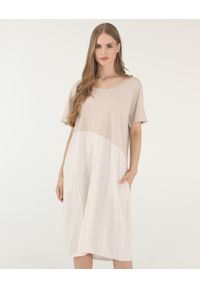 Unisono - LUŹNA SUKIENKA W PASKI 142-24637 BEIGE. Materiał: elastan, wiskoza, bawełna. Wzór: paski