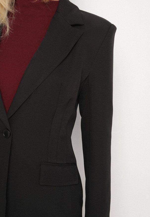 Born2be - Czarna Taliowana Marynarka VICES z Usztywnionymi Ramionami Aravita. Okazja: na co dzień. Kolor: czarny. Materiał: poliester, jeans. Styl: casual, elegancki, klasyczny