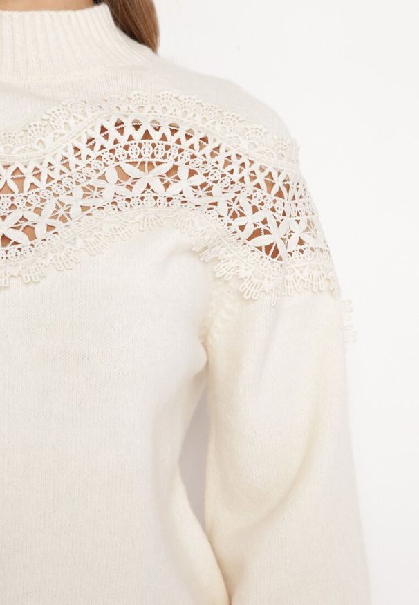 Born2be - Jasnobeżowy Sweter Dzianinowy z Koronką Amaleth. Kolor: beżowy. Materiał: koronka, dzianina. Długość: długie. Wzór: koronka