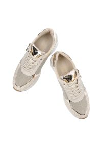 Beżowe Sneakersy Marco Tozzi Stylowe Obuwie Damskie Na Koturnie. Kolor: beżowy. Materiał: materiał. Wzór: nadruk. Obcas: na koturnie #5