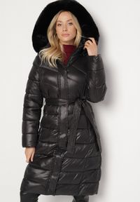 Born2be - Czarna Pikowana Kurtka o Długim Kroju z Odpinanym Kapturem z Futerkiem i Paskiem oleti. Okazja: na spacer, na co dzień. Kolor: czarny. Materiał: futro. Długość: długie. Sezon: zima. Styl: casual, elegancki, klasyczny #2