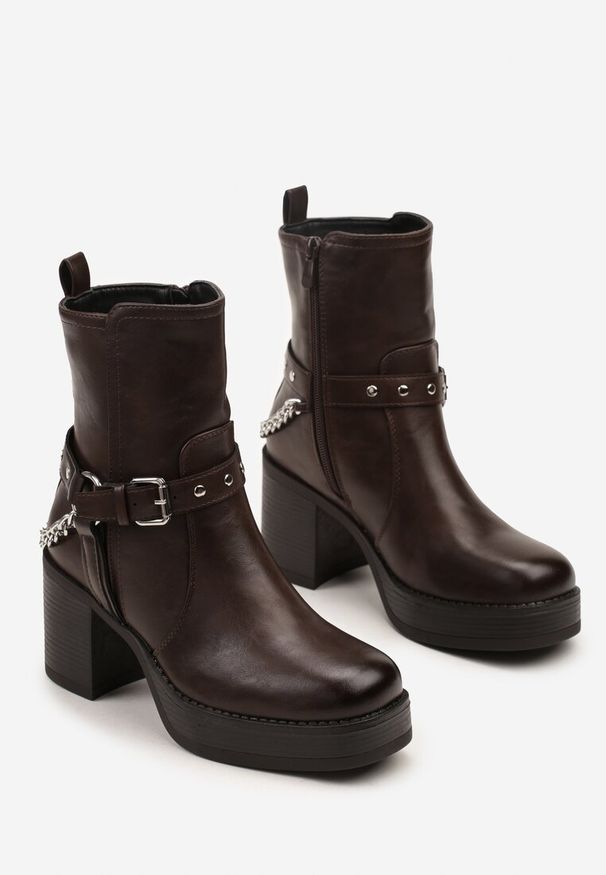 Born2be - Brązowe Botki na Słupku z Ozdobnym Łańcuszkiem i Paskiem z Klamerką Calmerre. Zapięcie: pasek. Kolor: brązowy. Materiał: skóra, jeans. Obcas: na słupku. Styl: klasyczny