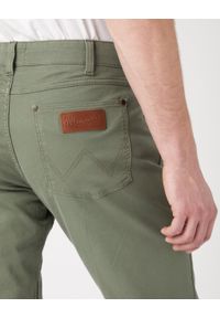 Wrangler - WRANGLER MĘSKIE SPODNIE MATERIAŁOWE GREENSBORO DUSTY OLIVE 112341466 W15Q018115. Materiał: materiał