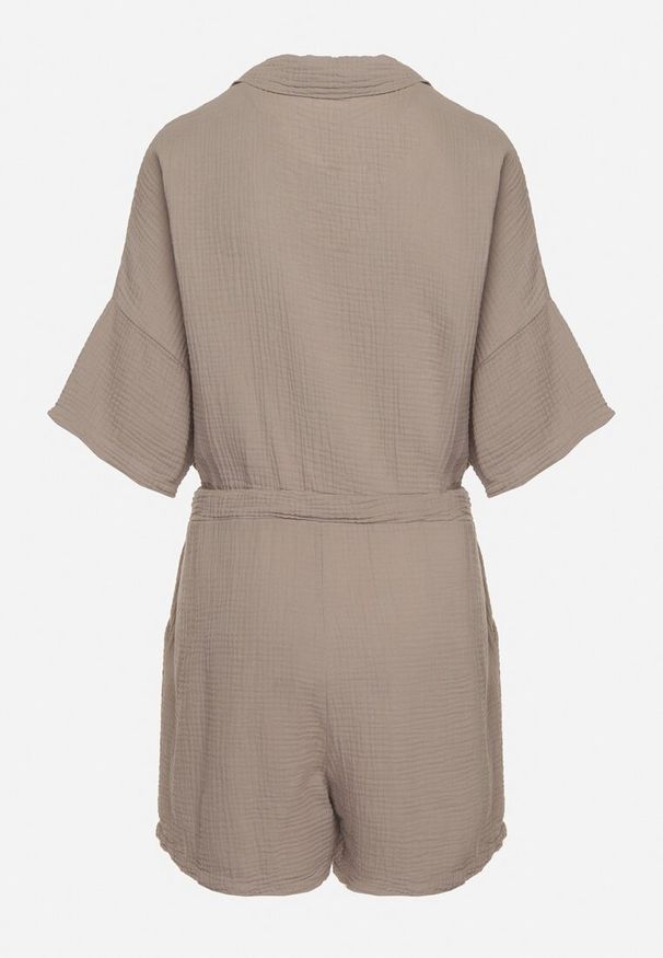 Born2be - Ciemnobeżowy Muślinowy Kombinezon z Bawełny Wiązany w Talii z Guzikami Dlirena. Kolor: beżowy. Materiał: bawełna. Długość rękawa: krótki rękaw. Długość: krótkie. Styl: elegancki