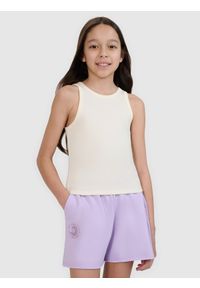4f - 4F Crop top slim z prążkowanej dzianiny dziewczęcy - biały 122 (6-7 lat). Okazja: na co dzień. Kolor: biały. Materiał: dzianina, prążkowany. Długość rękawa: na ramiączkach. Sezon: lato. Styl: sportowy, młodzieżowy, elegancki, casual