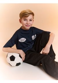 Sinsay - Spodnie dresowe loose - czarny. Kolor: czarny. Materiał: dresówka #1