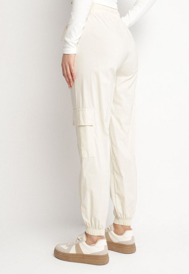 Born2be - Jasnobeżowe Spodnie z Wiskozą Typu Cargo z Wysokim Stanem Arrisandra. Okazja: na co dzień. Stan: podwyższony. Kolor: beżowy. Materiał: wiskoza. Styl: casual, sportowy