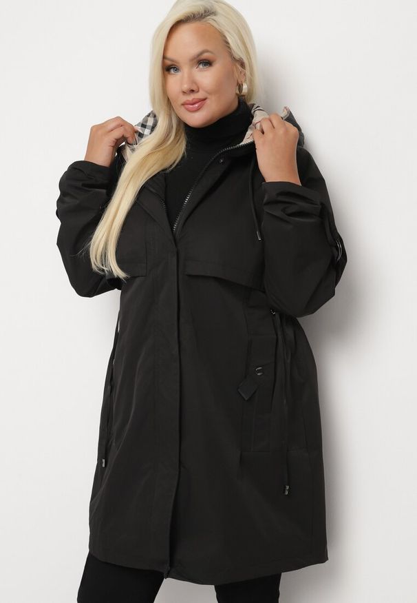 Born2be - Czarna Kurtka Taliowana Daiellea. Okazja: na co dzień, na spacer. Kolekcja: plus size. Kolor: czarny. Materiał: jeans. Styl: casual, elegancki