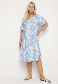 Born2be - Jasnoniebieska Pudełkowa Wiskozowa Sukienka ze Wzorem Kwiatów Aranessa. Okazja: na co dzień. Kolor: niebieski. Materiał: wiskoza. Wzór: kwiaty. Typ sukienki: proste. Styl: boho, klasyczny, casual, elegancki #1