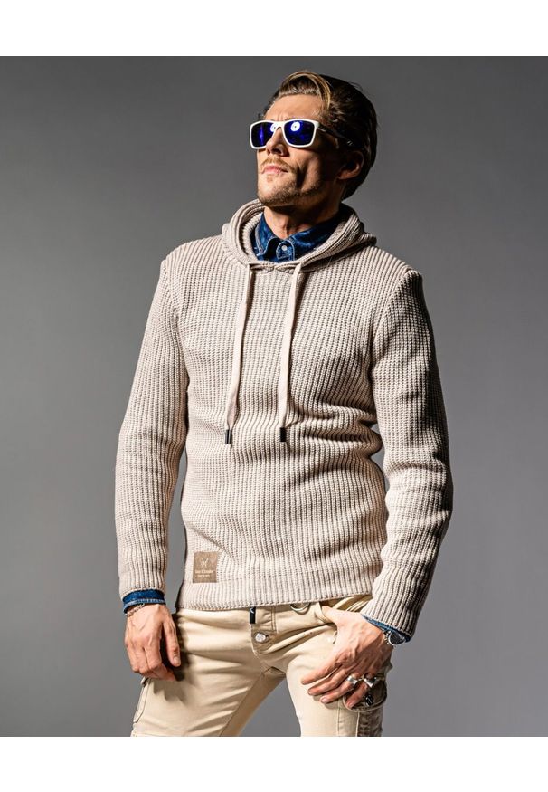 GUNS & TUXEDOS - Beżowy sweter z kapturem Cold Sunrise. Okazja: na co dzień. Typ kołnierza: kaptur. Kolor: beżowy. Materiał: wełna, jeans, materiał. Wzór: aplikacja. Styl: casual, elegancki