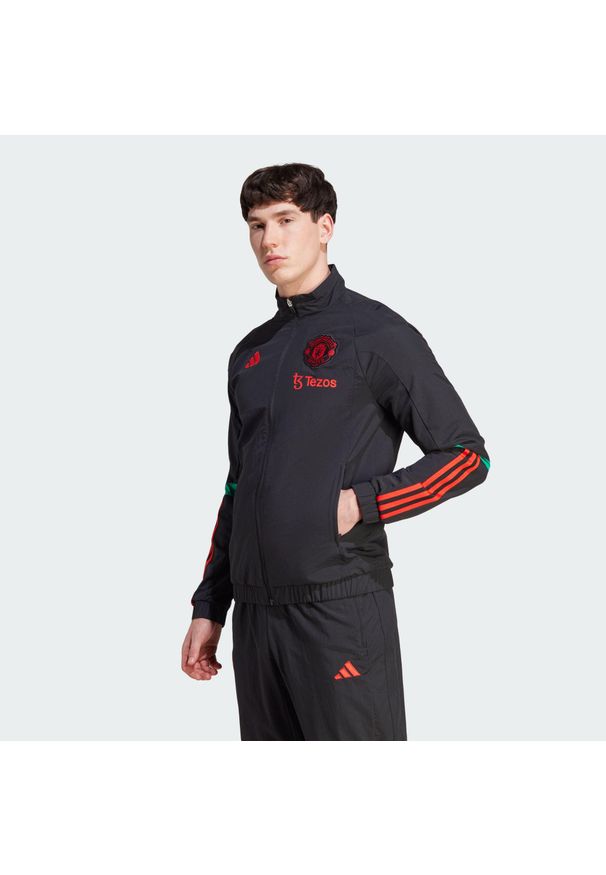 Bluza piłkarska męska Adidas Manchester United Tiro 23 Presentation. Kolor: czarny. Materiał: materiał. Sport: piłka nożna