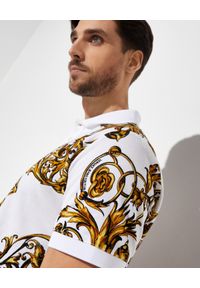 Versace Jeans Couture - VERSACE JEANS COUTURE - Biała koszulka polo z barokowym nadrukiem. Typ kołnierza: polo. Kolor: biały. Materiał: bawełna. Wzór: nadruk. Styl: klasyczny #5