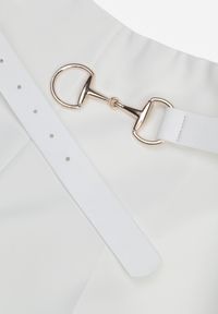 Renee - Białe Eleganckie Spodnie Dzwony w Kant z Paskiem i Metaliczną Klamrą Telepadia. Okazja: do pracy. Kolor: biały. Materiał: lakier. Styl: elegancki #4