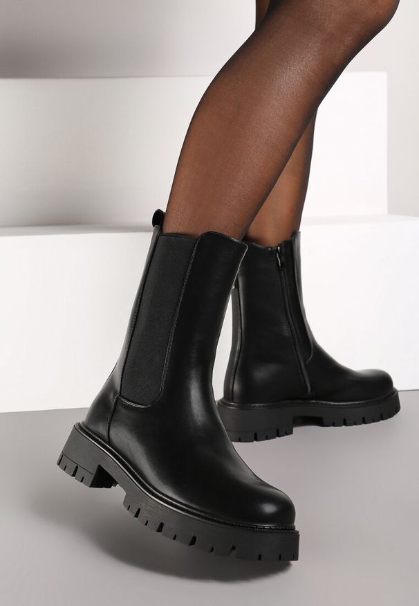 Renee - Czarne Botki Sztyblety na Płaskiej Podeszwie Ozdobione Cyrkoniami i Kłódką Hedilena. Okazja: na co dzień. Kolor: czarny. Materiał: jeans. Wzór: aplikacja. Obcas: na płaskiej podeszwie. Styl: casual, elegancki, klasyczny