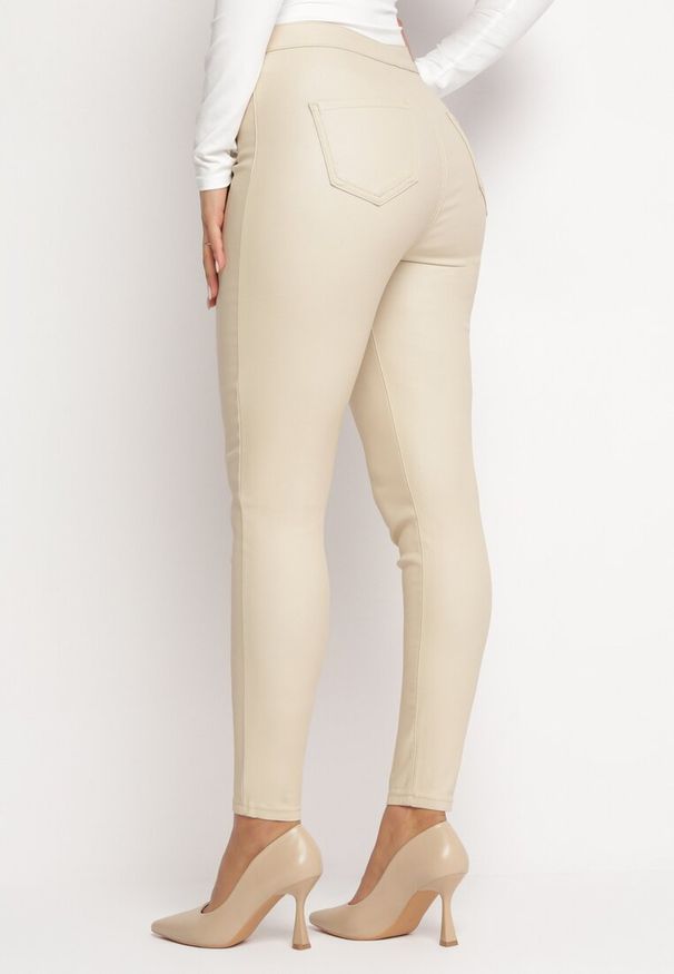 Born2be - Jasnobeżowe Spodnie Skinny z Imitacji Skóry Stana. Stan: podwyższony. Kolor: beżowy. Materiał: skóra