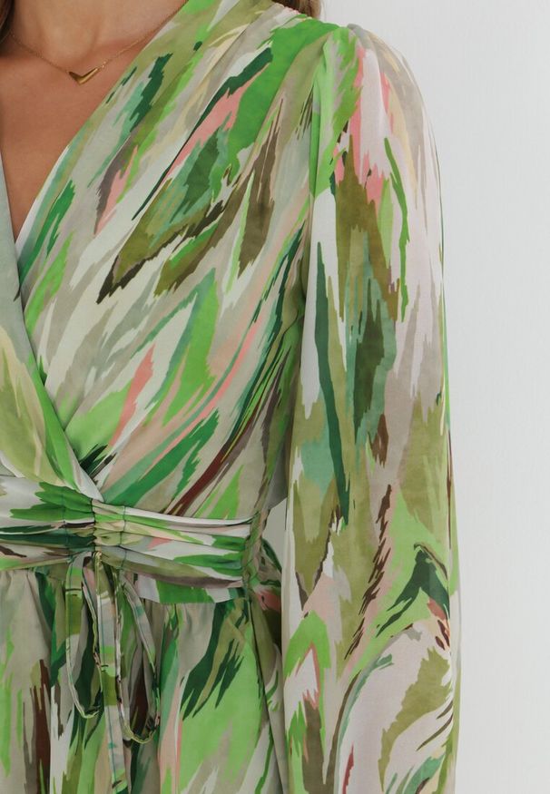 Born2be - Zielona Rozkloszowana Sukienka Mini z Kopertowym Dekoltem Ściągana w Pasie Jakla. Typ kołnierza: dekolt kopertowy. Kolor: zielony. Sezon: wiosna, lato. Typ sukienki: kopertowe. Długość: mini