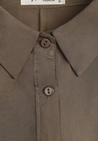 Born2be - Ciemnozielona Sukienka Controllable. Okazja: na co dzień. Kolor: zielony. Długość rękawa: długi rękaw. Typ sukienki: rozkloszowane, szmizjerki. Styl: casual, klasyczny. Długość: maxi #5