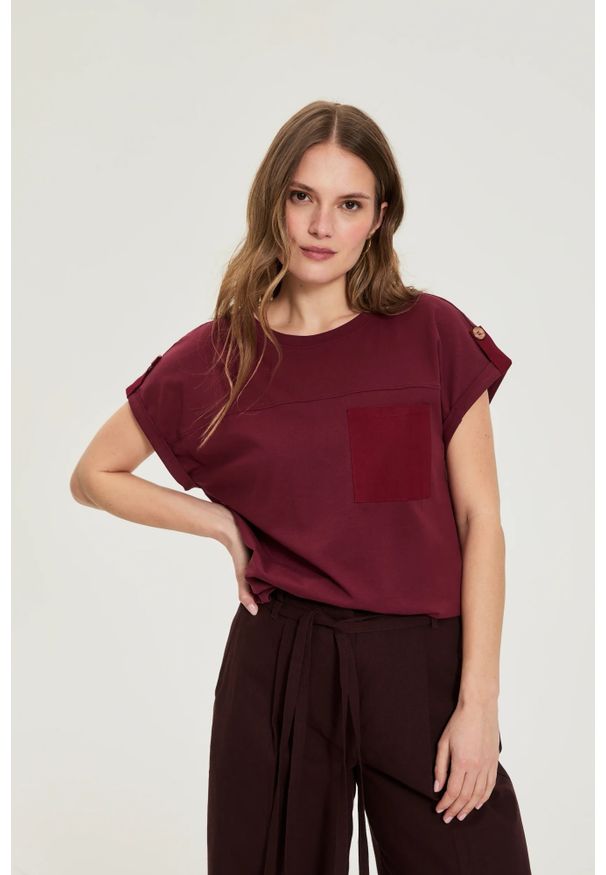 MOODO - T-shirt z kieszonką burgundowy. Kolor: czerwony. Materiał: bawełna, elastan