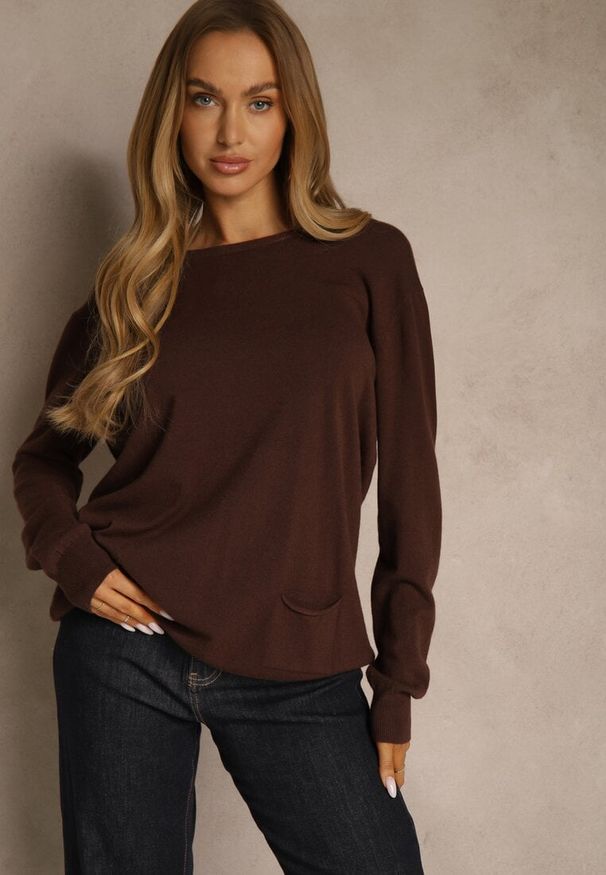 Renee - Brązowy Sweter z Kaszmirem Ozdobiony Kieszeniami Saniswena. Kolor: brązowy. Materiał: kaszmir. Długość rękawa: długi rękaw. Długość: długie. Wzór: aplikacja. Styl: klasyczny, elegancki