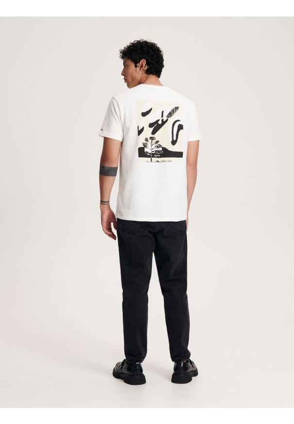 Reserved - T-shirt regular z nadrukiem - złamana biel. Materiał: bawełna, dzianina. Wzór: nadruk