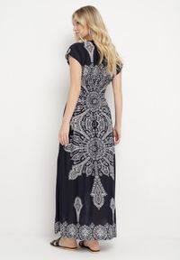 Born2be - Granatowa Sukienka w Ornamentalny Wzór z Kopertowym Dekoltem i Gumką w Talii Elasevia. Typ kołnierza: dekolt kopertowy. Kolor: niebieski. Długość rękawa: krótki rękaw. Typ sukienki: kopertowe #3