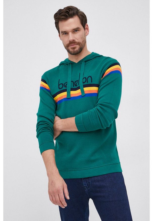 United Colors of Benetton - Sweter. Okazja: na co dzień. Typ kołnierza: kaptur. Kolor: zielony. Materiał: dzianina. Długość rękawa: długi rękaw. Długość: długie. Wzór: aplikacja. Styl: casual