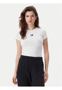 Tommy Jeans T-Shirt Badge DW0DW17881 Biały Slim Fit. Kolor: biały. Materiał: bawełna #1