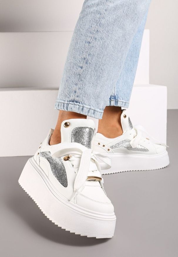 Renee - Białe Sneakersy na Platformie Ozdobione Nitami i Metalicznymi Elementami Azista. Kolor: biały. Materiał: jeans. Szerokość cholewki: normalna. Wzór: aplikacja. Obcas: na platformie