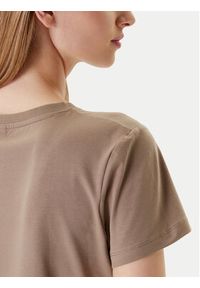 Guess T-Shirt V5YI08 J1314 Brązowy Regular Fit. Kolor: brązowy. Materiał: bawełna #4