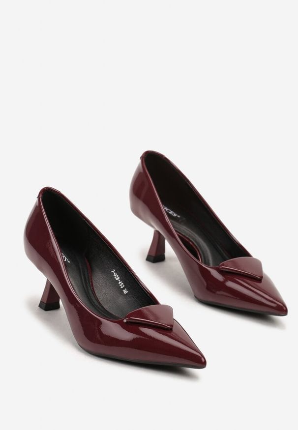 Born2be - Bordowe Lakierowane Czółenka na Szpilce Typu Kaczuszka z Aplikacją Trójkąta Tromella. Okazja: na spotkanie biznesowe, do pracy. Kolor: czerwony. Materiał: lakier. Wzór: aplikacja. Obcas: na szpilce. Styl: biznesowy, elegancki, wizytowy