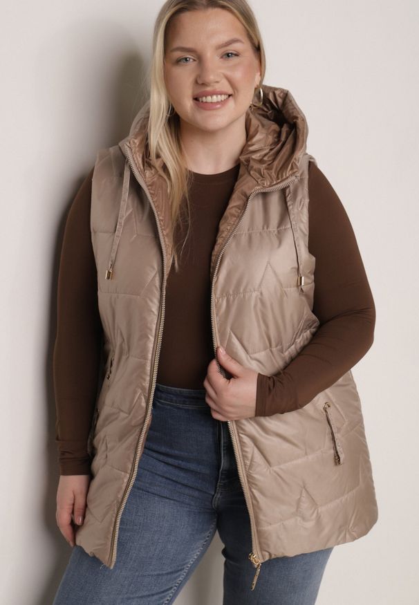 Born2be - Jasnobrązowa Kamizelka z Nieodpinanym Kapturem i Geometrycznym Pikowaniem Kalousa. Okazja: na co dzień. Kolor: brązowy. Materiał: jeans, dresówka. Długość rękawa: długi rękaw. Wzór: geometria. Styl: klasyczny, casual