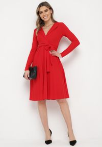 Born2be - Czerwona Midi Sukienka z Plisowanym Dołem i Kopertowym Dekoltem z Materiałowym Paskiem Obebba. Kolor: czerwony. Materiał: materiał. Typ sukienki: kopertowe. Styl: elegancki. Długość: midi #5