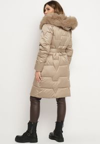 Born2be - Beżowa Pikowana Kurtka o Długim Kroju Ozdobiona Paskiem i Odpinanym Futerkiem Milirra. Okazja: na spacer. Kolor: brązowy. Materiał: futro. Długość: długie. Wzór: aplikacja. Styl: elegancki, wizytowy #5