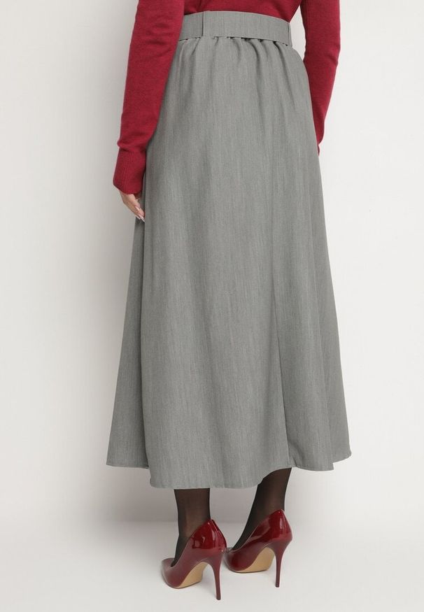 Born2be - Szara Rozkloszowana Spódnica Lekko Plisowana z Paskiem Rievaine. Okazja: na co dzień. Kolor: szary. Styl: elegancki, casual, klasyczny
