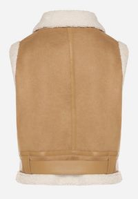 Born2be - Beżowa Rockowa Kamizelka z Futerkiem Typu Baranek i Klamerką Tiodora. Okazja: na co dzień. Kolor: beżowy. Materiał: futro. Wzór: aplikacja. Styl: rockowy #4