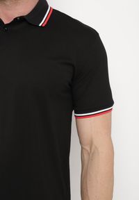 Born2be - Czarna Koszulka o Fasonie Polo z Guzikami Timarie. Okazja: na spotkanie biznesowe. Typ kołnierza: polo. Kolor: czarny. Materiał: dresówka. Styl: klasyczny, biznesowy, elegancki #6