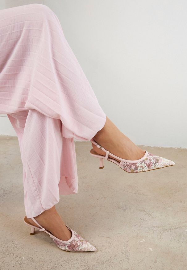 Born2be - Różowe Sandały Vices na Obcasie Kaczuszce Ozdobione Koronką Kovienne. Okazja: na co dzień. Zapięcie: sprzączka. Kolor: różowy. Materiał: koronka. Wzór: aplikacja, koronka. Obcas: na obcasie. Styl: casual, klasyczny, elegancki. Wysokość obcasa: średni