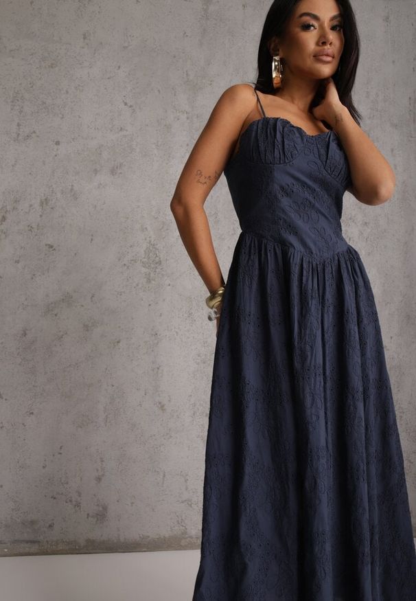 Renee - Granatowa Rozkloszowana Sukienka z Bawełny na Ramiączka Zdobiona Haftem Adozaphaura. Okazja: na co dzień, na randkę, na imprezę. Typ kołnierza: dekolt gorset. Kolor: niebieski. Wzór: aplikacja, haft. Typ sukienki: rozkloszowane, gorsetowe. Materiał: bawełna. Długość rękawa: na ramiączkach. Sezon: lato. Styl: casual