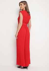 Born2be - Czerwony Kombinezon o Kopertowym Kroju z Plisami i Paskiem w Talii Salivania. Okazja: na co dzień. Kolor: czerwony. Styl: casual, elegancki