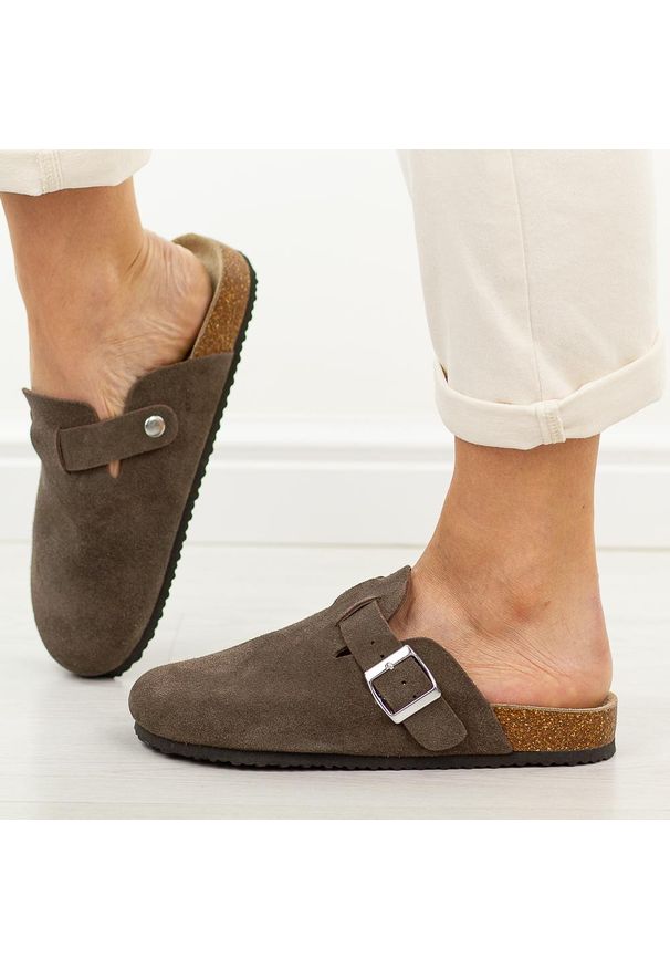 C. Brązowe skórzane klapki damskie Vinceza 101332. Okazja: na spacer, na co dzień. Kolor: brązowy. Materiał: zamsz, skóra. Sezon: wiosna, lato. Styl: casual, elegancki, klasyczny