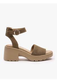 Ryłko - Khaki sandały na traperowym spodzie. Nosek buta: okrągły. Zapięcie: pasek. Kolor: oliwkowy. Materiał: skóra, welur. Sezon: lato. Obcas: na obcasie. Styl: elegancki, wakacyjny. Wysokość obcasa: średni #1