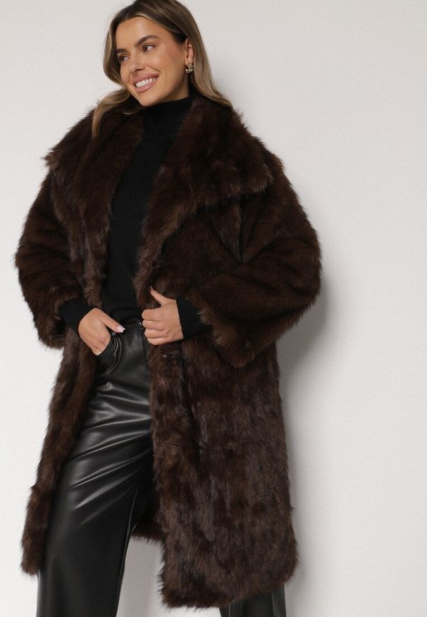 Born2be - Brązowy Jednorzędowy Płaszcz Futro z Szerokim Kołnierzem Wedinalia. Okazja: do pracy, na co dzień. Typ kołnierza: golf. Kolor: brązowy. Materiał: futro. Styl: elegancki, casual