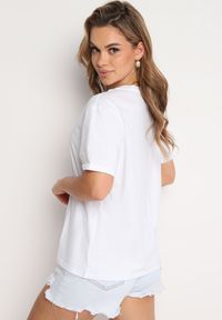 Born2be - Biały Bawełniany T-shirt z Ozdobnymi Łańcuszkami przy Dekolcie Uglefia. Okazja: na co dzień. Kolor: biały. Materiał: bawełna. Wzór: aplikacja. Styl: sportowy, casual, wizytowy, elegancki, klasyczny #3
