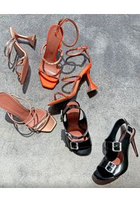 AMINA MUADDI - Pomarańczowe sandały z kryształami Gilda. Kolor: pomarańczowy. Materiał: satyna. Wzór: aplikacja. Obcas: na obcasie. Wysokość obcasa: średni #2