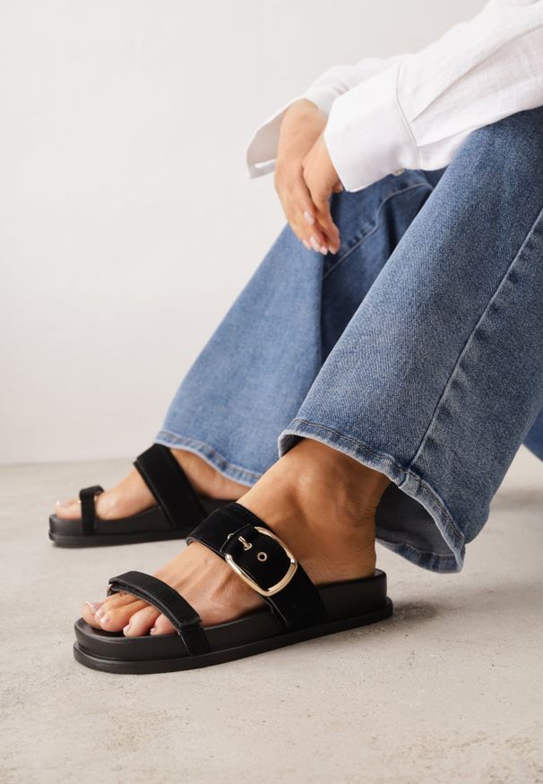 Renee - Czarne Klapki z Imitacji Zamszu na Płaskiej Podeszwie z Dużą Sprzączką Zabrina. Okazja: na co dzień. Kolor: czarny. Materiał: zamsz. Wzór: paski. Sezon: lato. Obcas: na płaskiej podeszwie. Styl: boho, casual