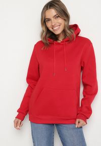 Born2be - Czerwona Bluza z Kapturem i Kangurkową Kieszenią Envila. Okazja: na co dzień. Typ kołnierza: kaptur. Kolor: czerwony. Materiał: jeans. Styl: elegancki, casual