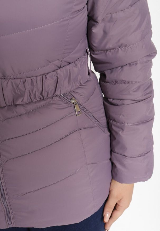 Born2be - Ciemnofioletowa Pikowana Kurtka Zimowa z Paskiem i Kapturem z Futrem z Możliwością Odpięcia Toriella. Okazja: na co dzień. Kolekcja: plus size. Kolor: fioletowy. Długość: długie. Wzór: aplikacja. Materiał: futro. Długość rękawa: długi rękaw. Sezon: zima. Styl: elegancki, wizytowy, casual