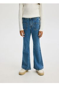 Reserved - Jeansy extra bootcut - niebieski. Kolor: niebieski