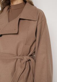 Born2be - Beżowy Krótki Płaszcz z Wiskozą o Pudełkowym Kroju z Wiązanym Paskiem i Kołnierzem Tusilia. Okazja: na co dzień. Kolor: beżowy. Materiał: wiskoza. Długość: krótkie. Styl: casual, klasyczny #4
